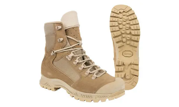 Combat boot in désert area