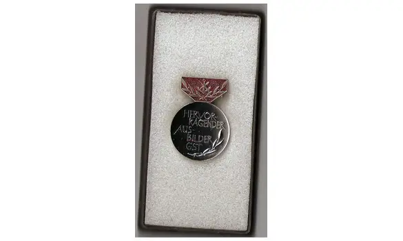 Médaille militaire NVA neuve